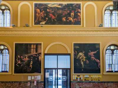 ...notiamo delle ampie stampe di dipinti di noti autori: Annibale Carracci, Francesco Raibolini, Pedro Orrente e Caravaggio